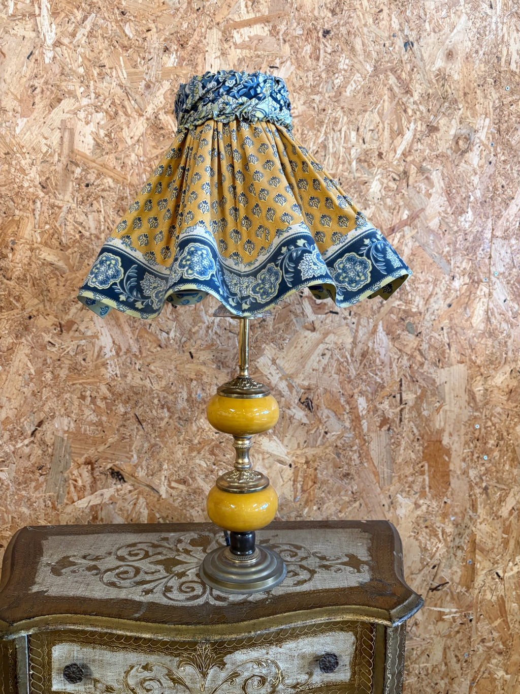 Lampe vintage laiton et céramique jaune avec abat-jour provençal