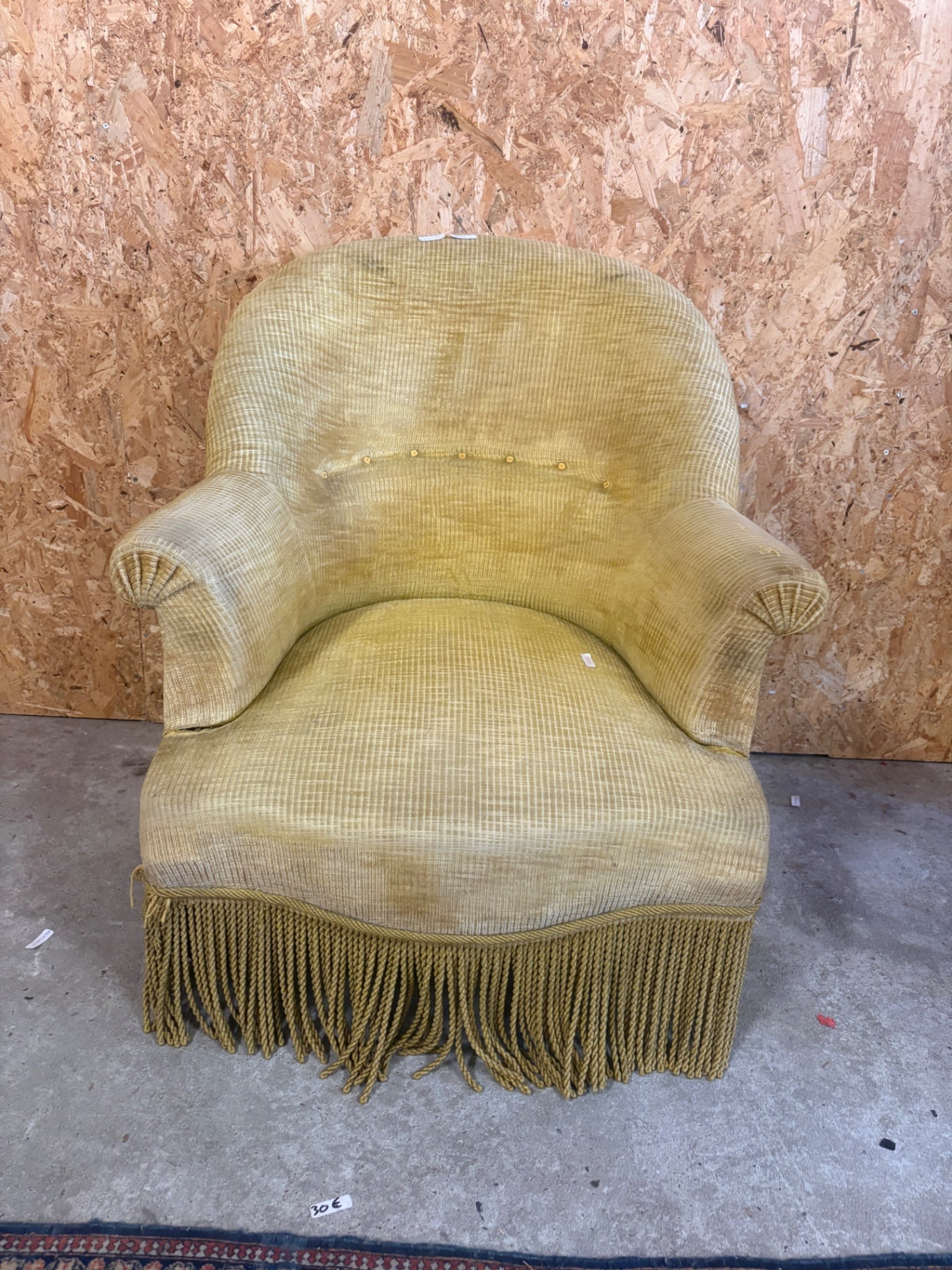 Fauteuil crapaud ancien velours jaune à franges