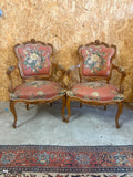 Paire de fauteuils cabriolets Louis XV, tissu fleuri corail