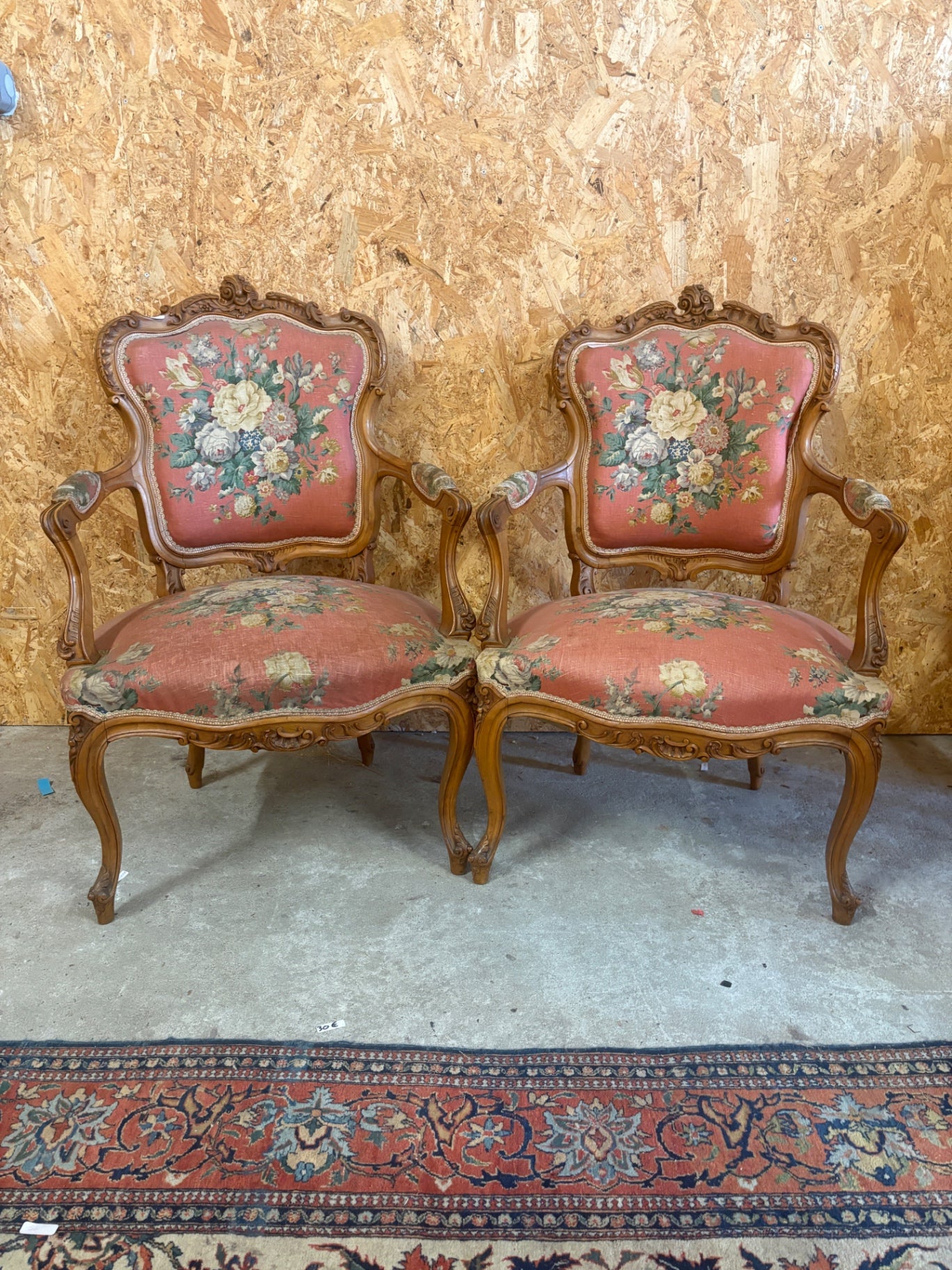 Paire de fauteuils cabriolets Louis XV, tissu fleuri corail