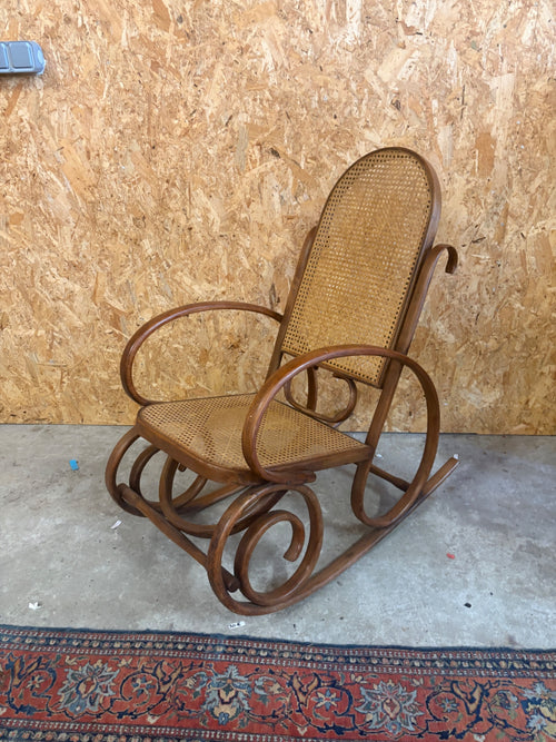 Rocking chair Augustine en bois courbé et cannage